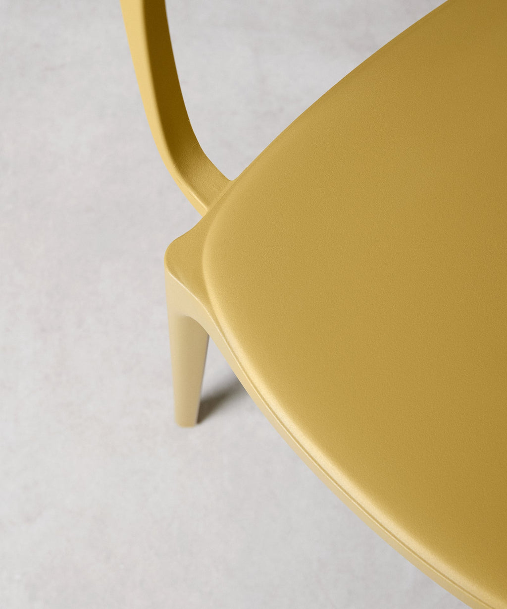 Chaise en polypropylène avec accoudoirs Saria