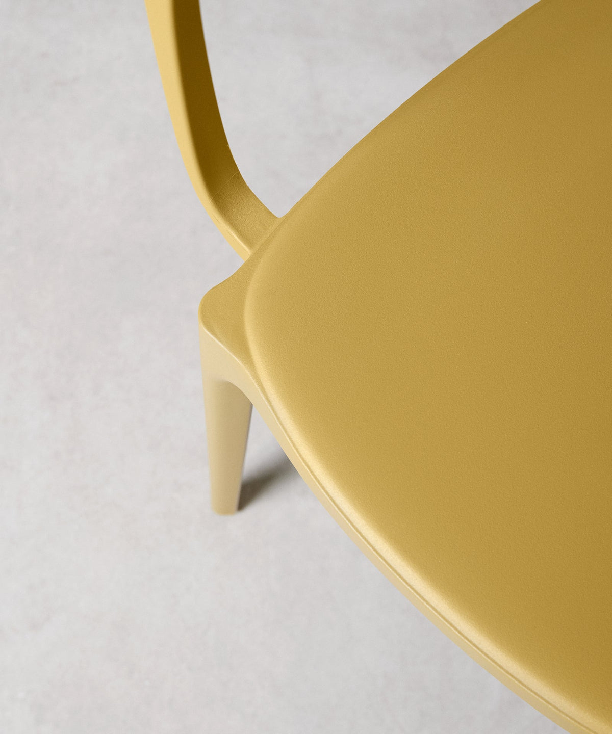 Chaise en polypropylène avec accoudoirs Saria