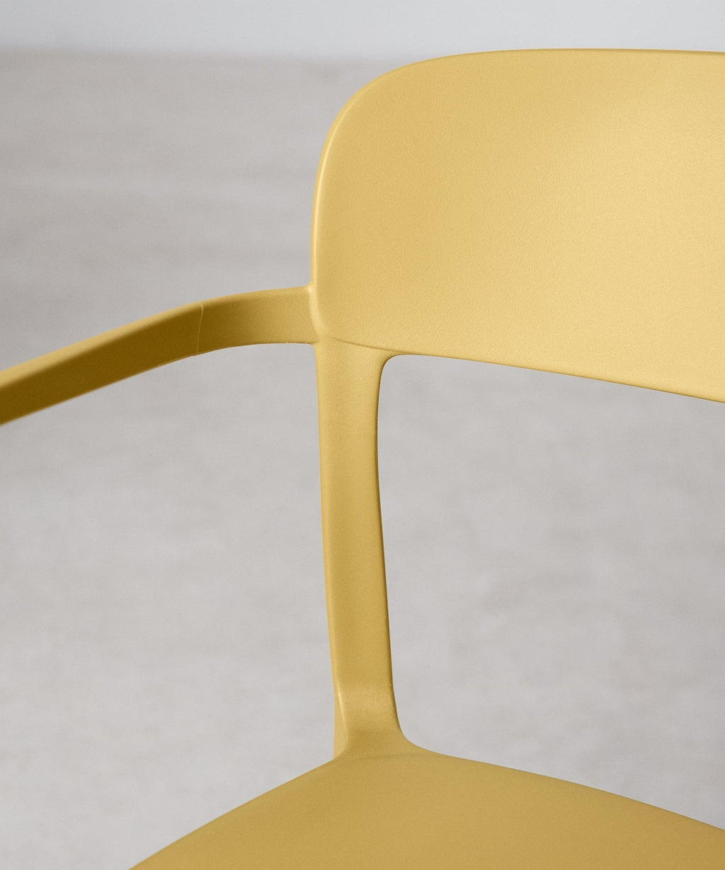 Chaise en polypropylène avec accoudoirs Saria