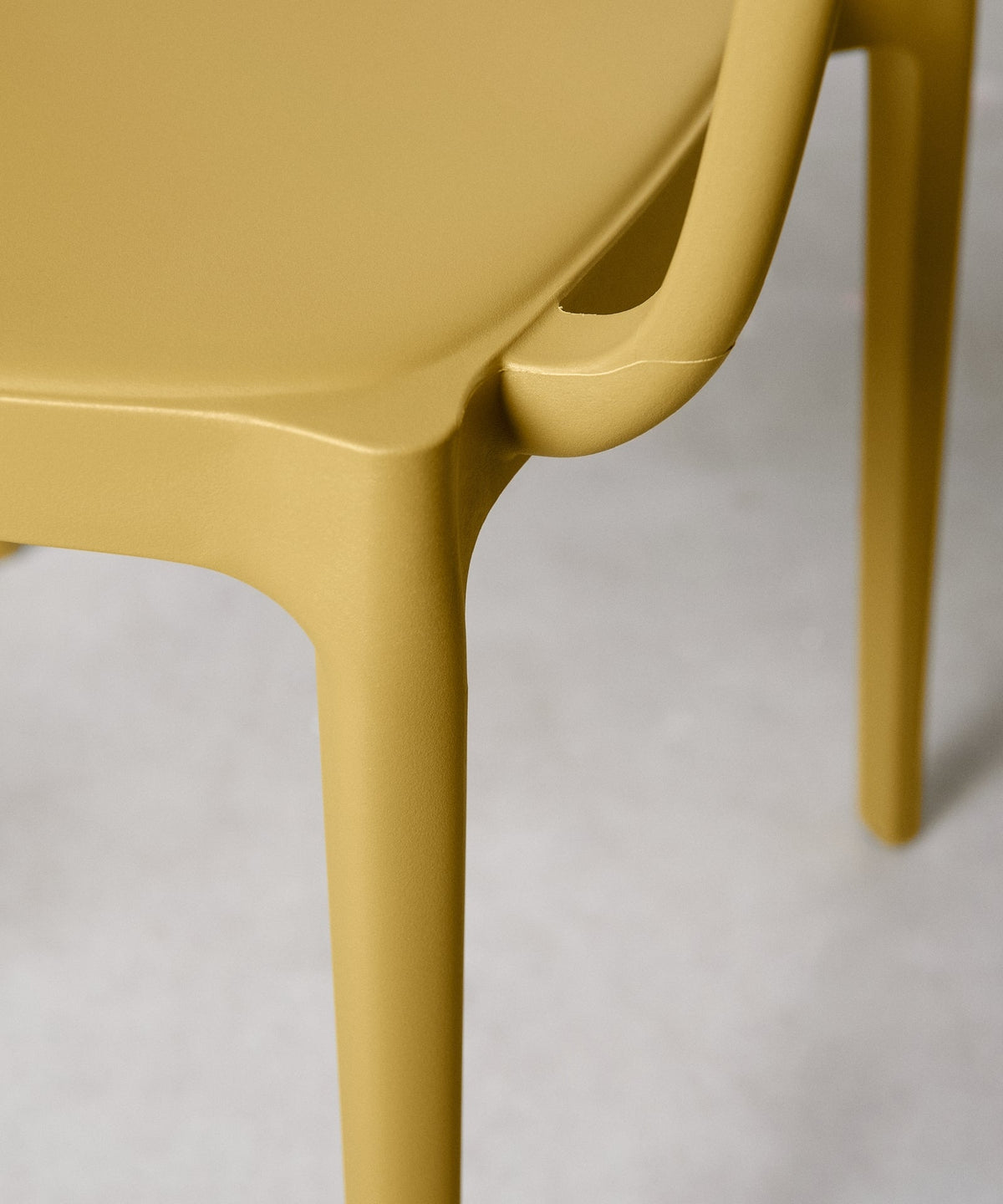 Chaise en polypropylène avec accoudoirs Saria
