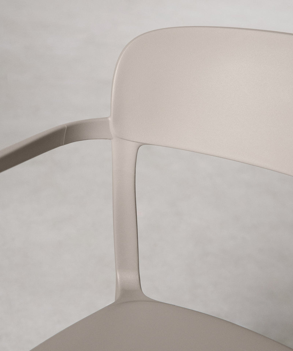 Chaise en polypropylène avec accoudoirs Saria