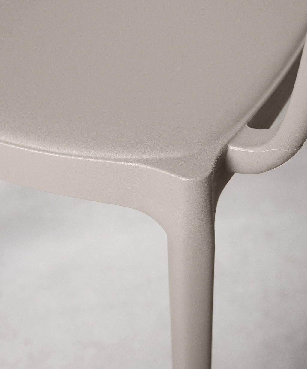 Chaise en polypropylène avec accoudoirs Saria