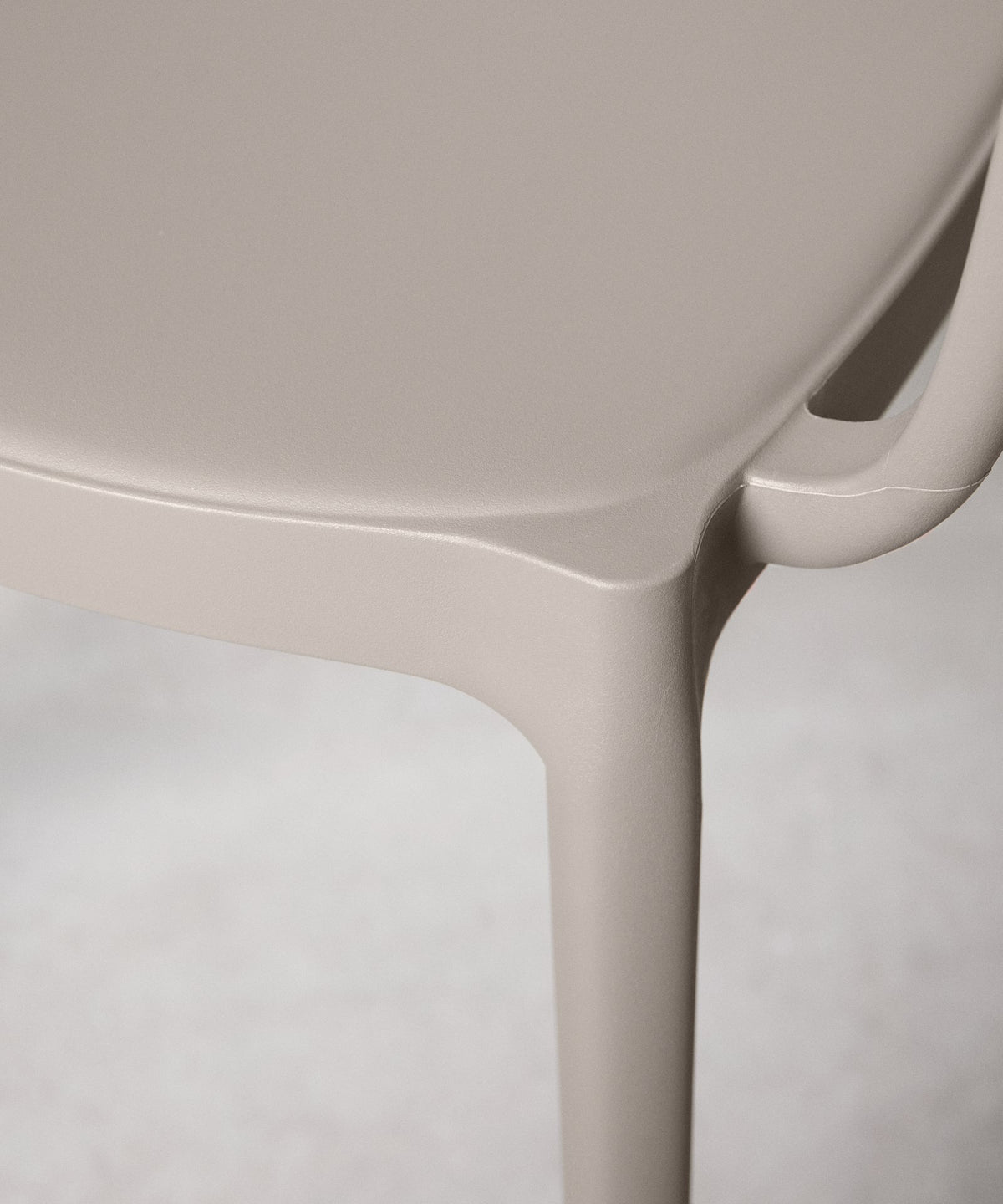 Chaise en polypropylène avec accoudoirs Saria