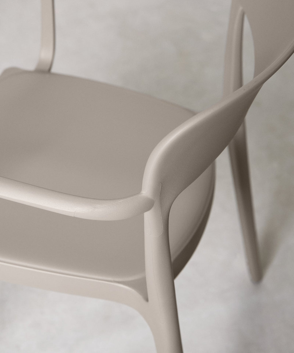 Chaise en polypropylène avec accoudoirs Saria