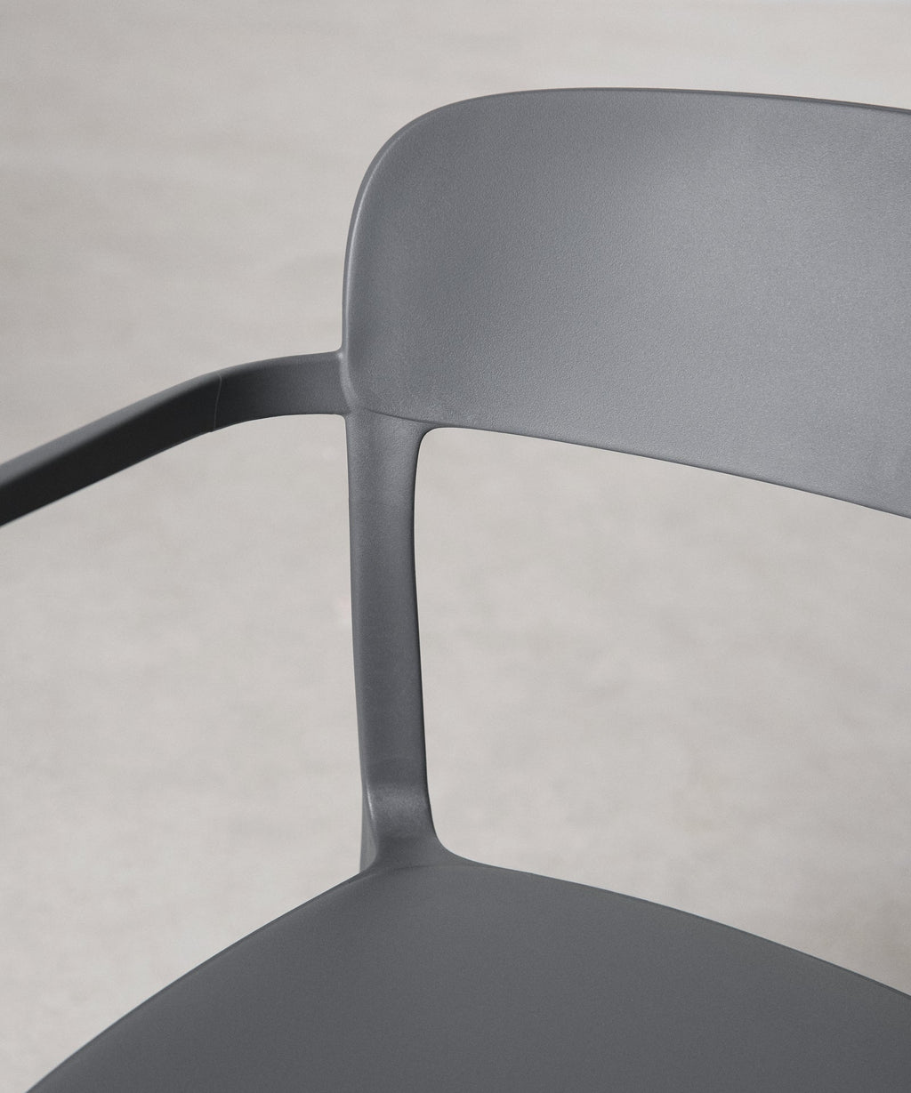 Chaise en polypropylène avec accoudoirs Saria