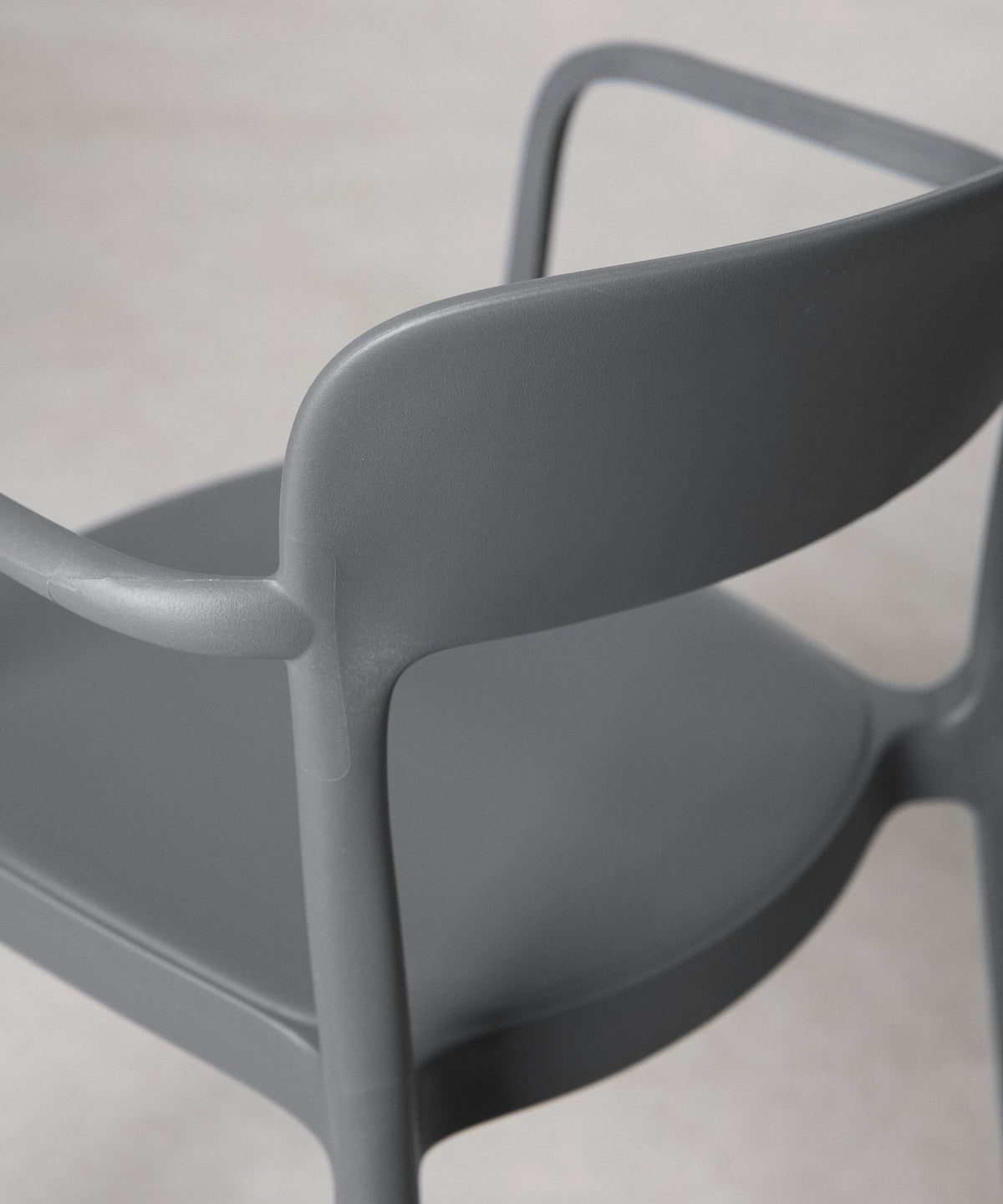 Chaise en polypropylène avec accoudoirs Saria