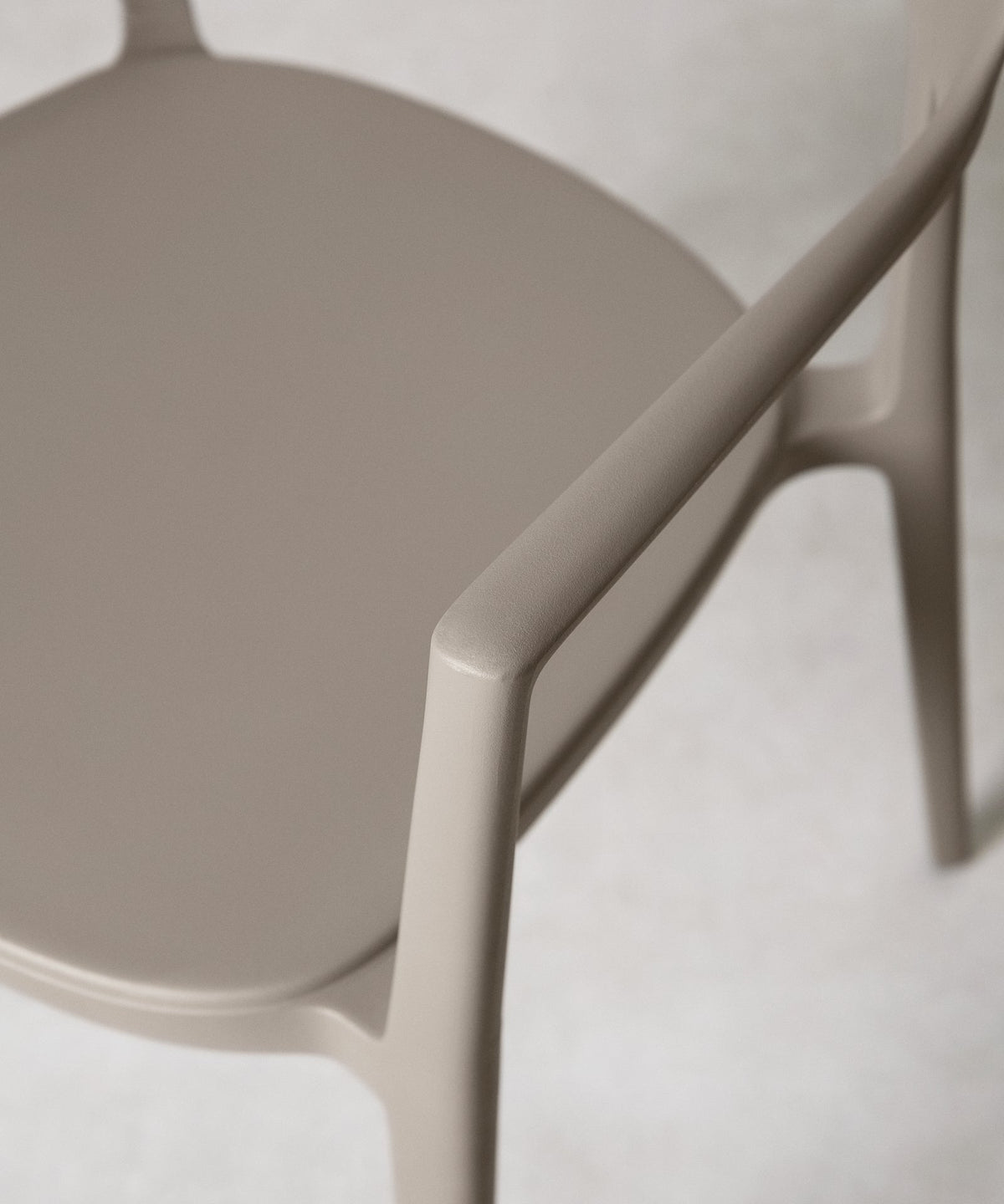 Chaise en polypropylène avec accoudoirs Naomi