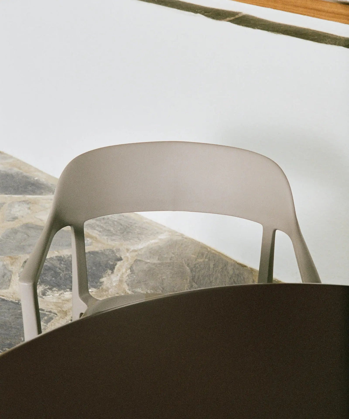 Chaise en polypropylène avec accoudoirs Naomi