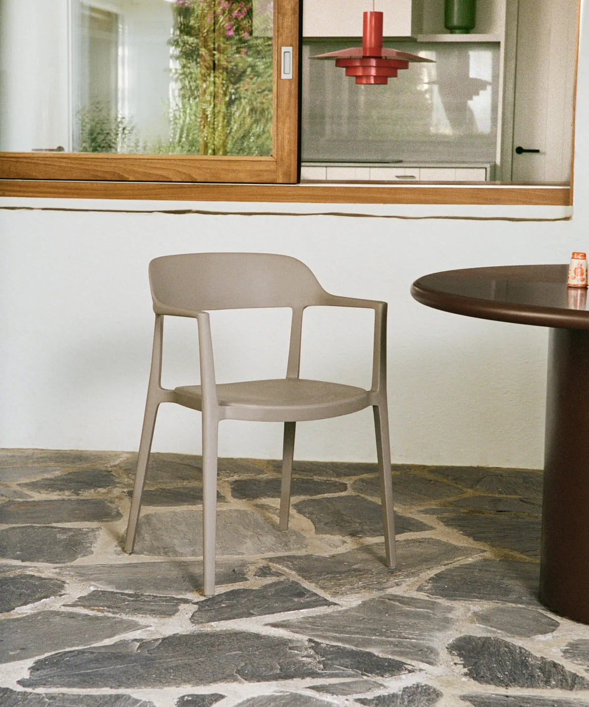 Chaise en polypropylène avec accoudoirs Naomi