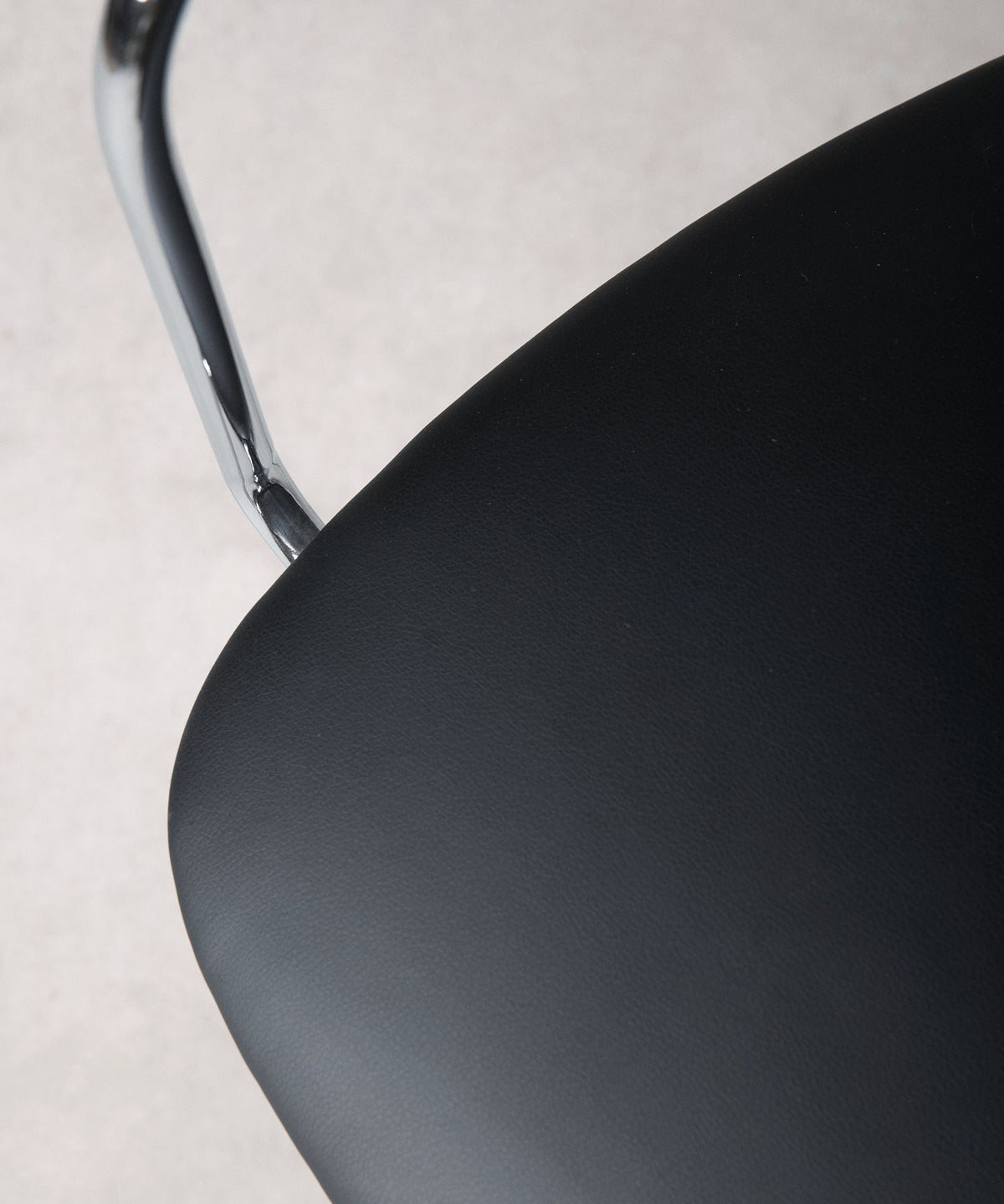 Chaise de salle à manger en similicuir et métal avec accoudoirs Moritz