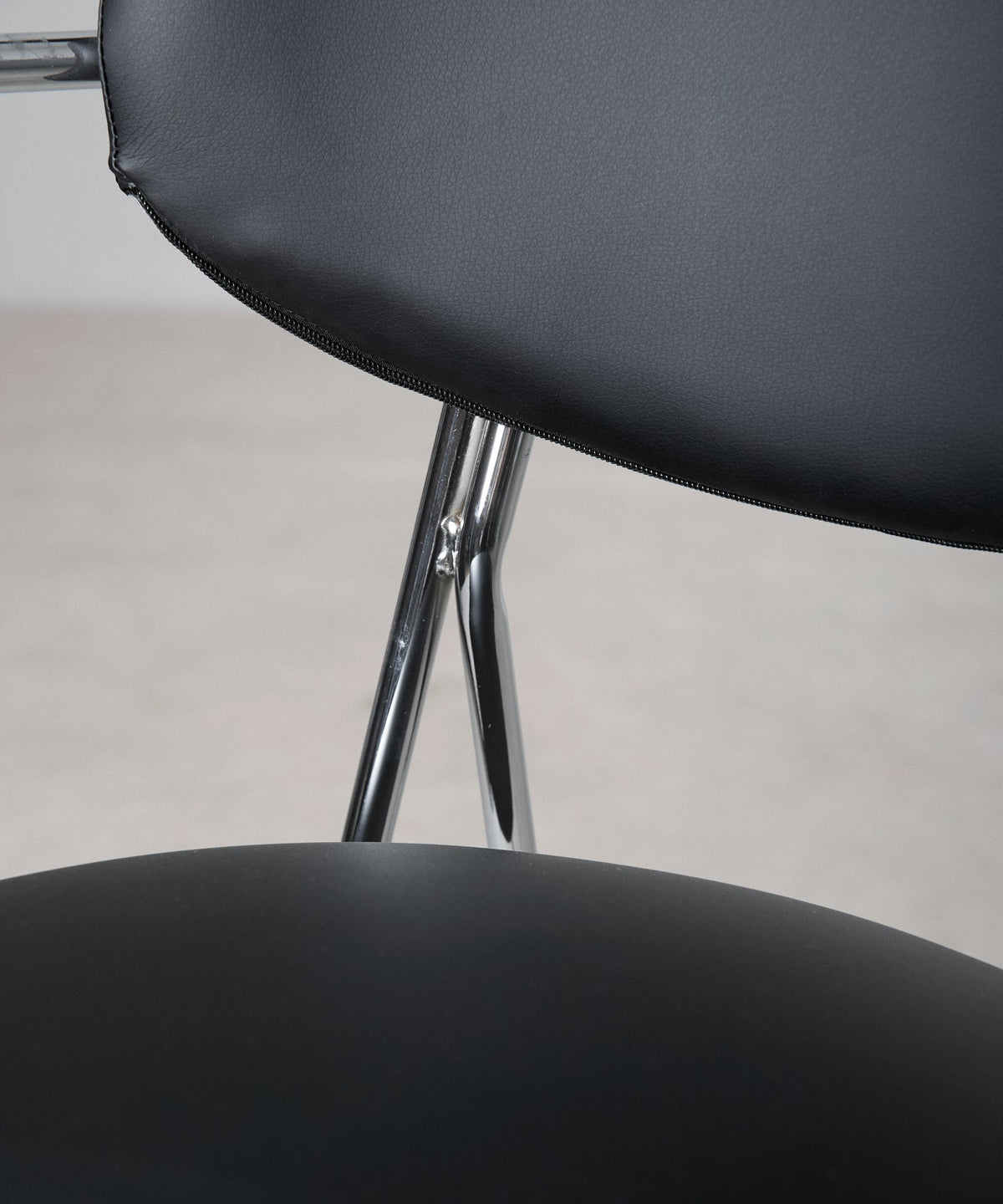 Chaise de salle à manger en similicuir et métal avec accoudoirs Moritz