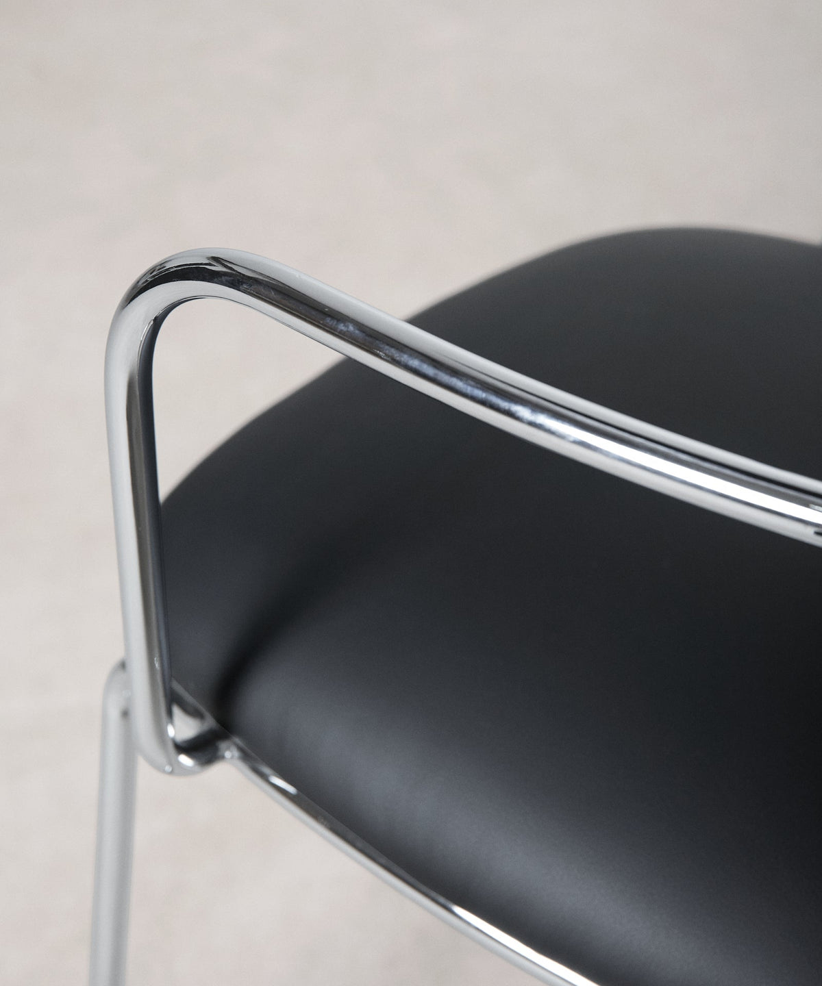 Chaise de salle à manger en similicuir et métal avec accoudoirs Moritz