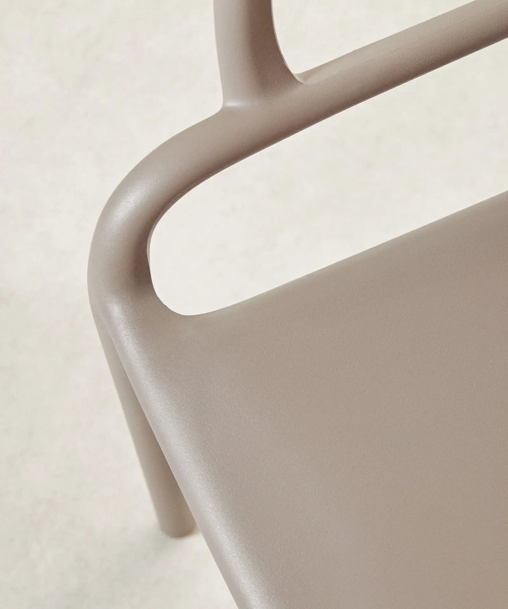 Chaise empilable en polypropylène avec accoudoirs Mila