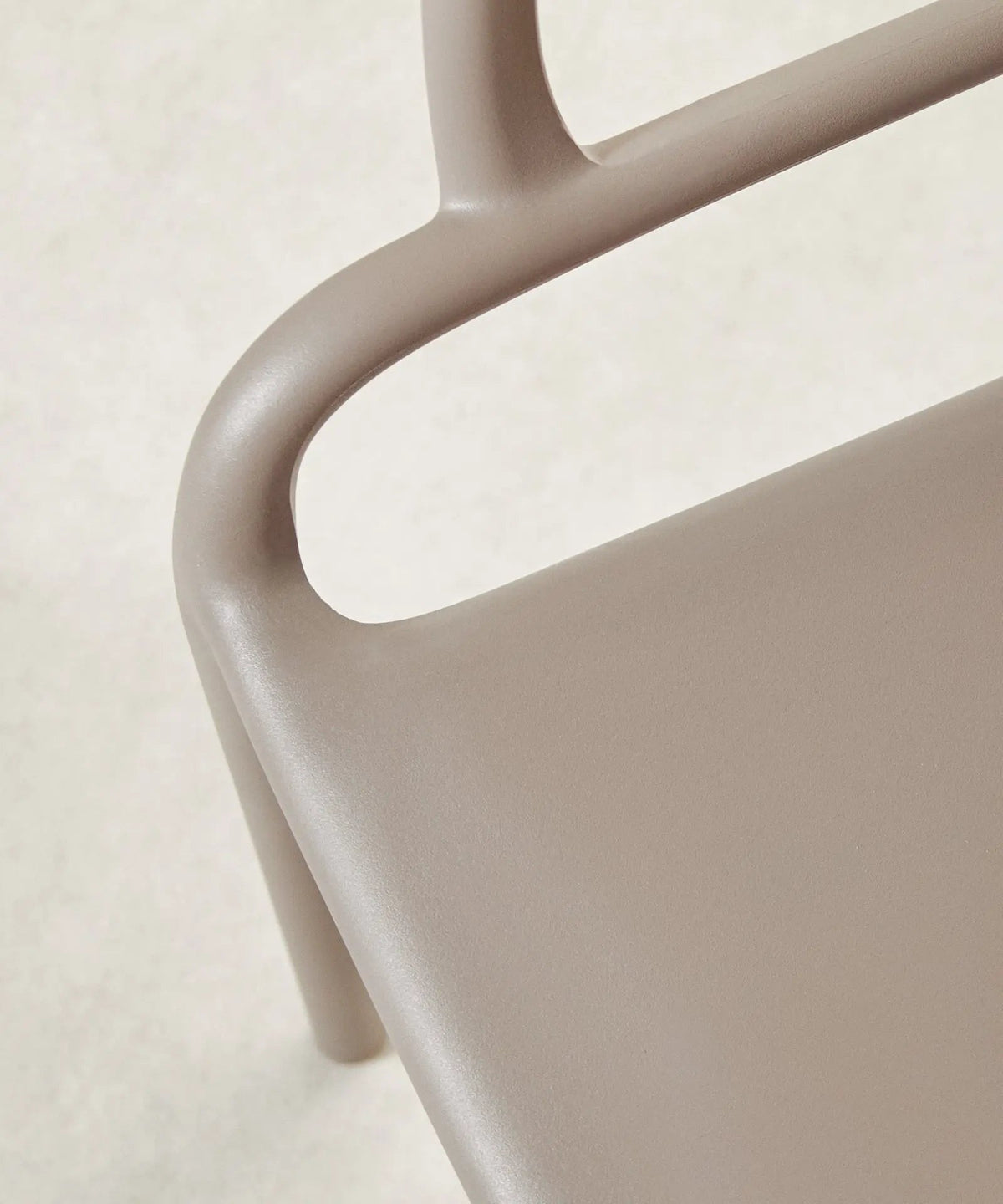Chaise empilable en polypropylène avec accoudoirs Mila