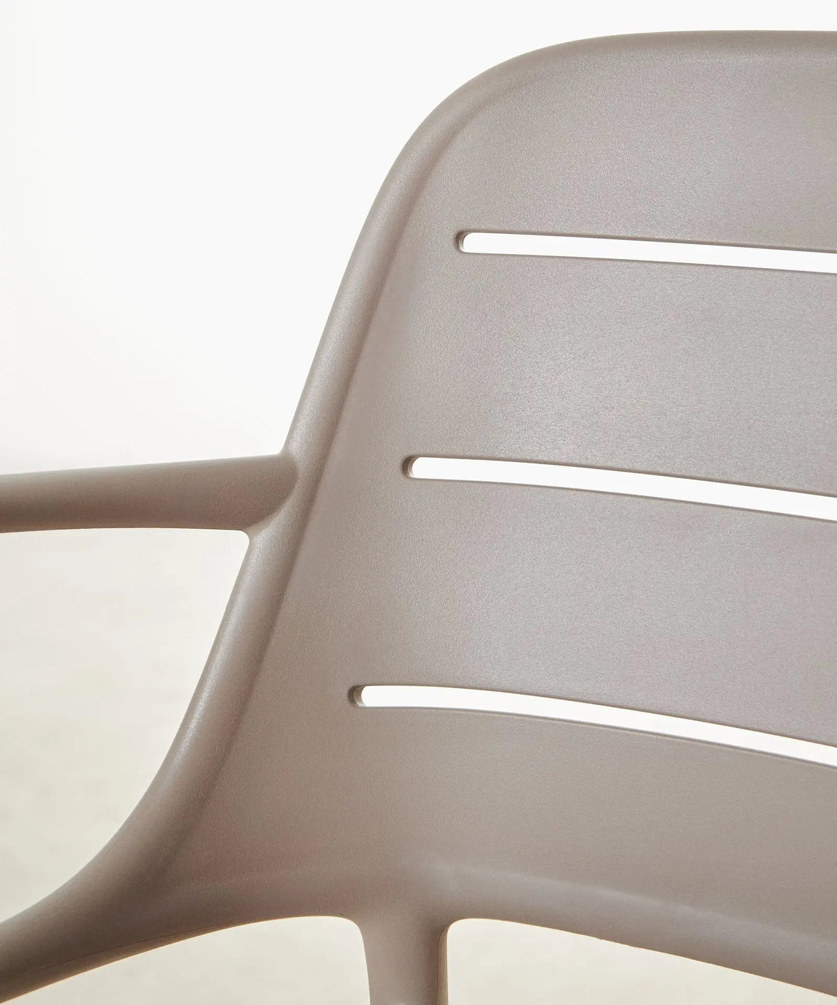 Chaise empilable en polypropylène avec accoudoirs Mila