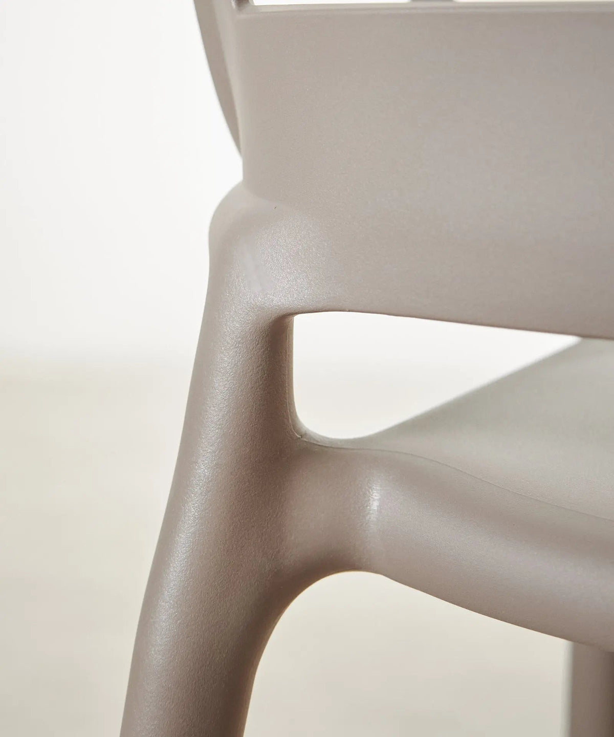 Chaise empilable en polypropylène avec accoudoirs Mila