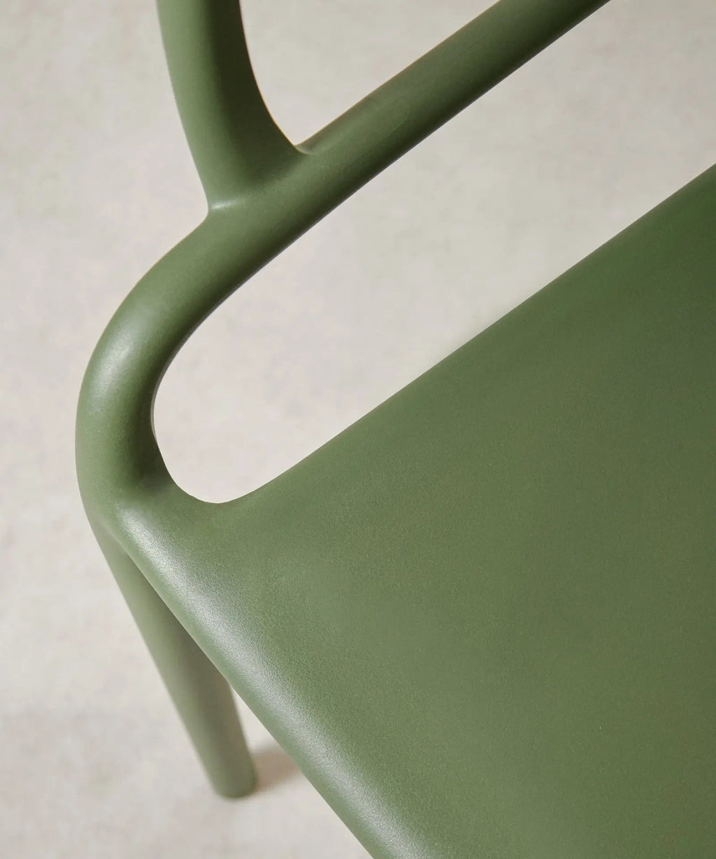 Chaise empilable en polypropylène avec accoudoirs Mila