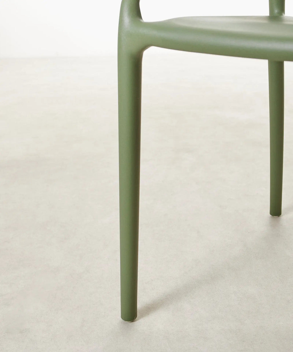 Chaise empilable en polypropylène avec accoudoirs Mila