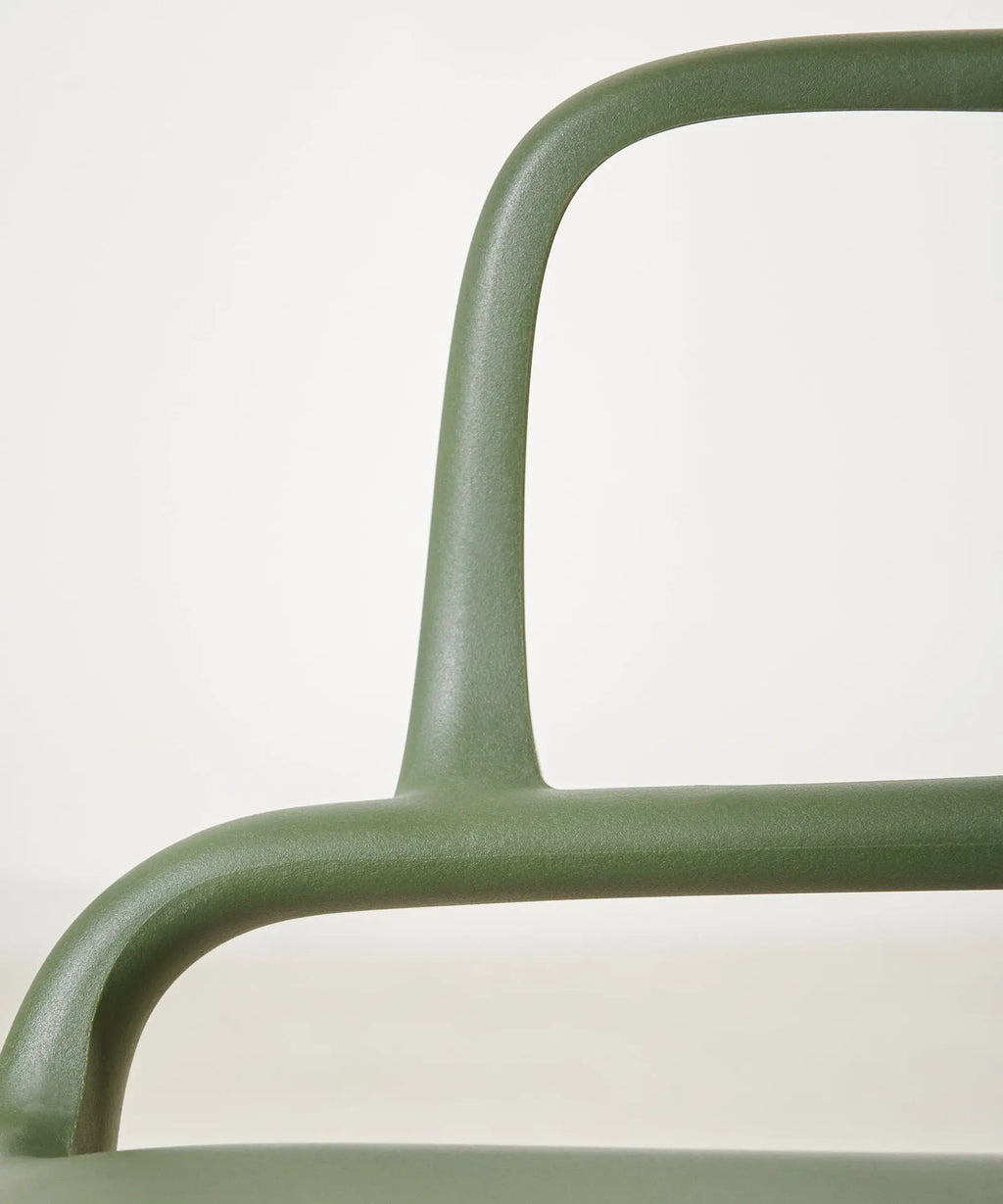 Chaise empilable en polypropylène avec accoudoirs Mila