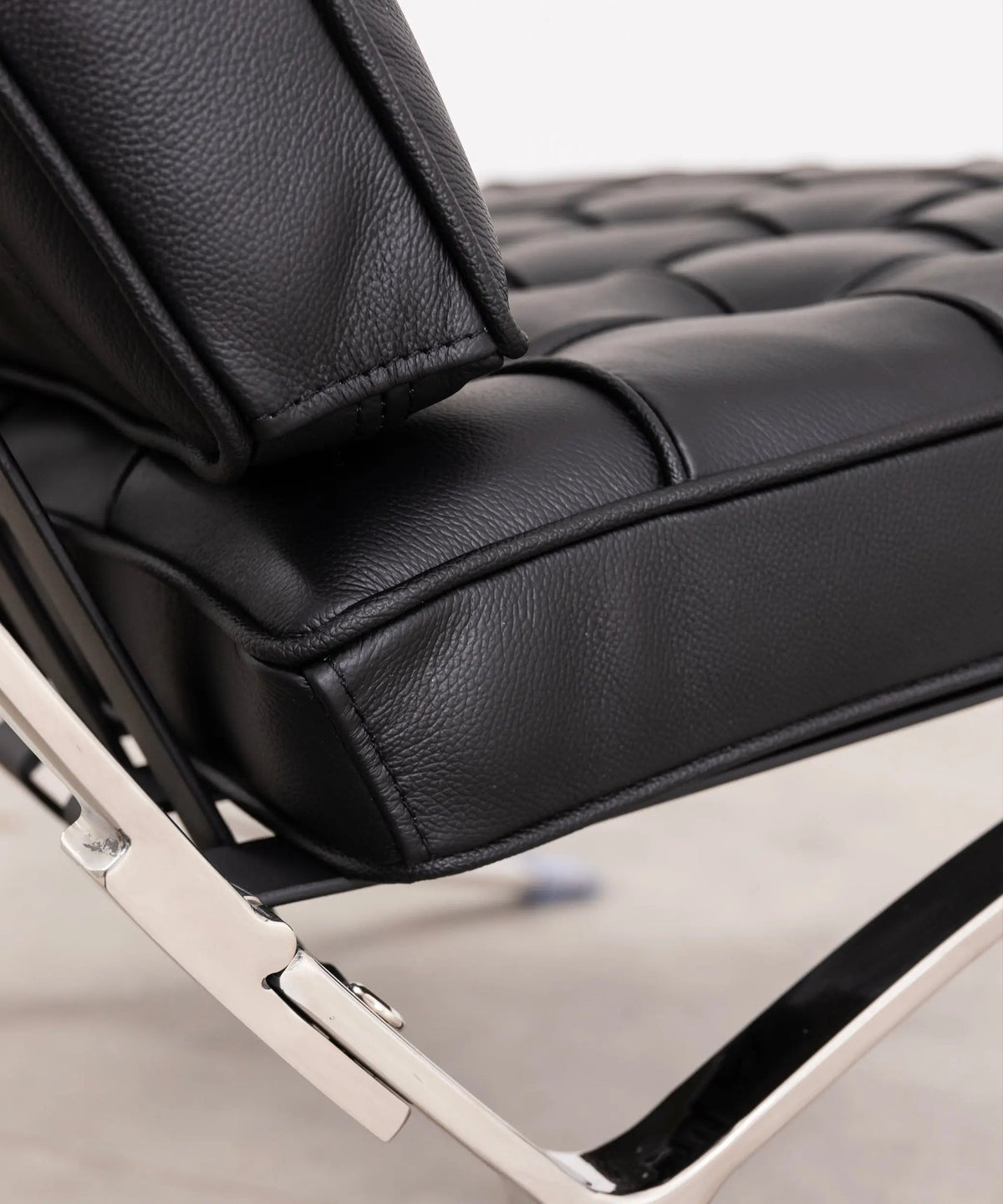 Chaise revêtue de cuir italien et acier Seline