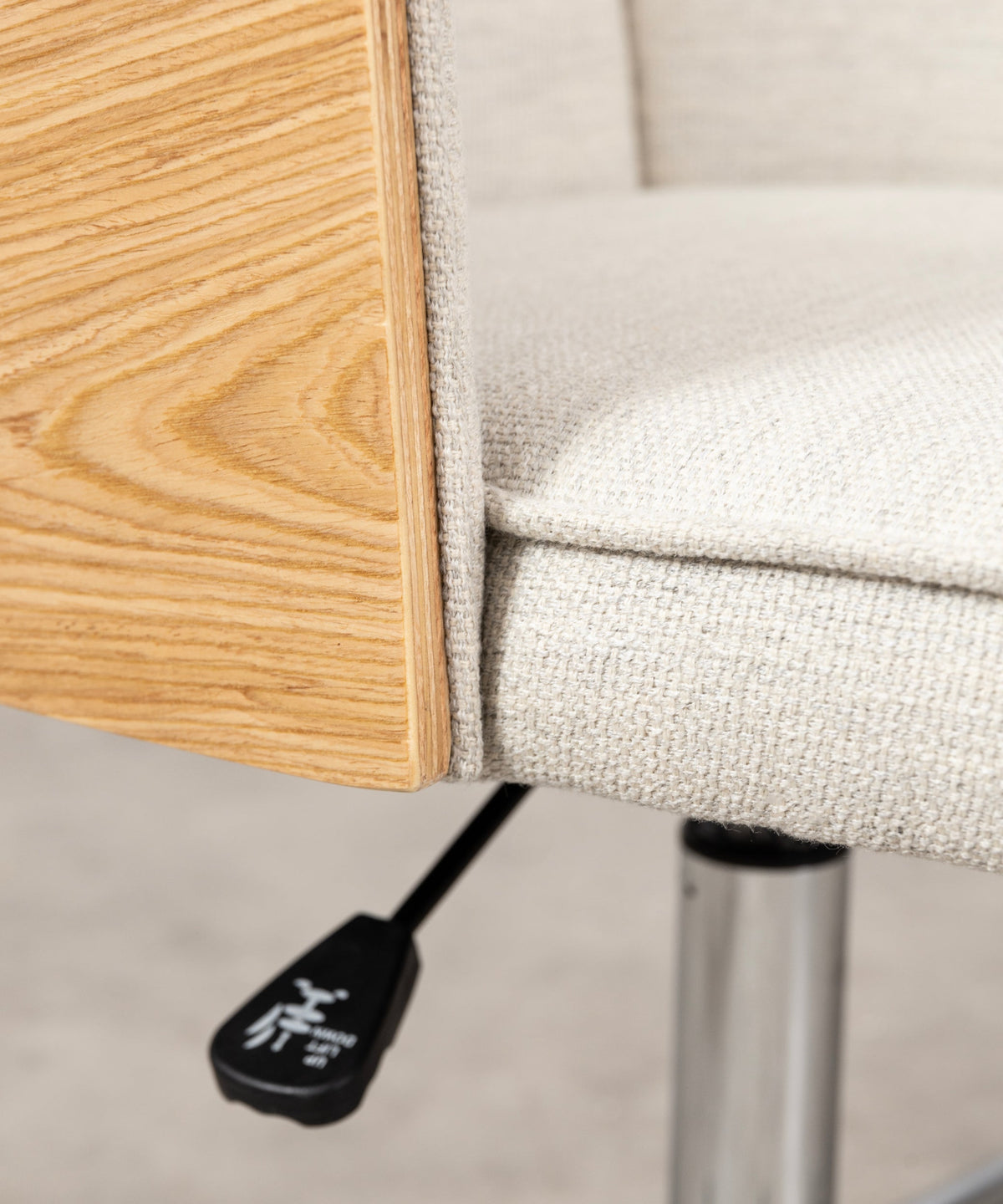 Chaise de bureau réglable en bois rembourrée Maddie