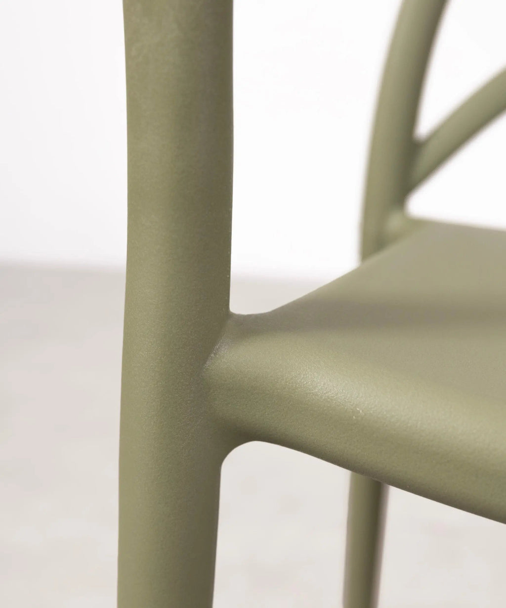 Chaise en polypropylène avec accoudoirs Maestro Arms