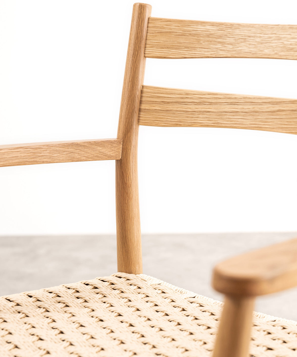 Chaise de salle à manger en bois et corde tressée Nona Arms