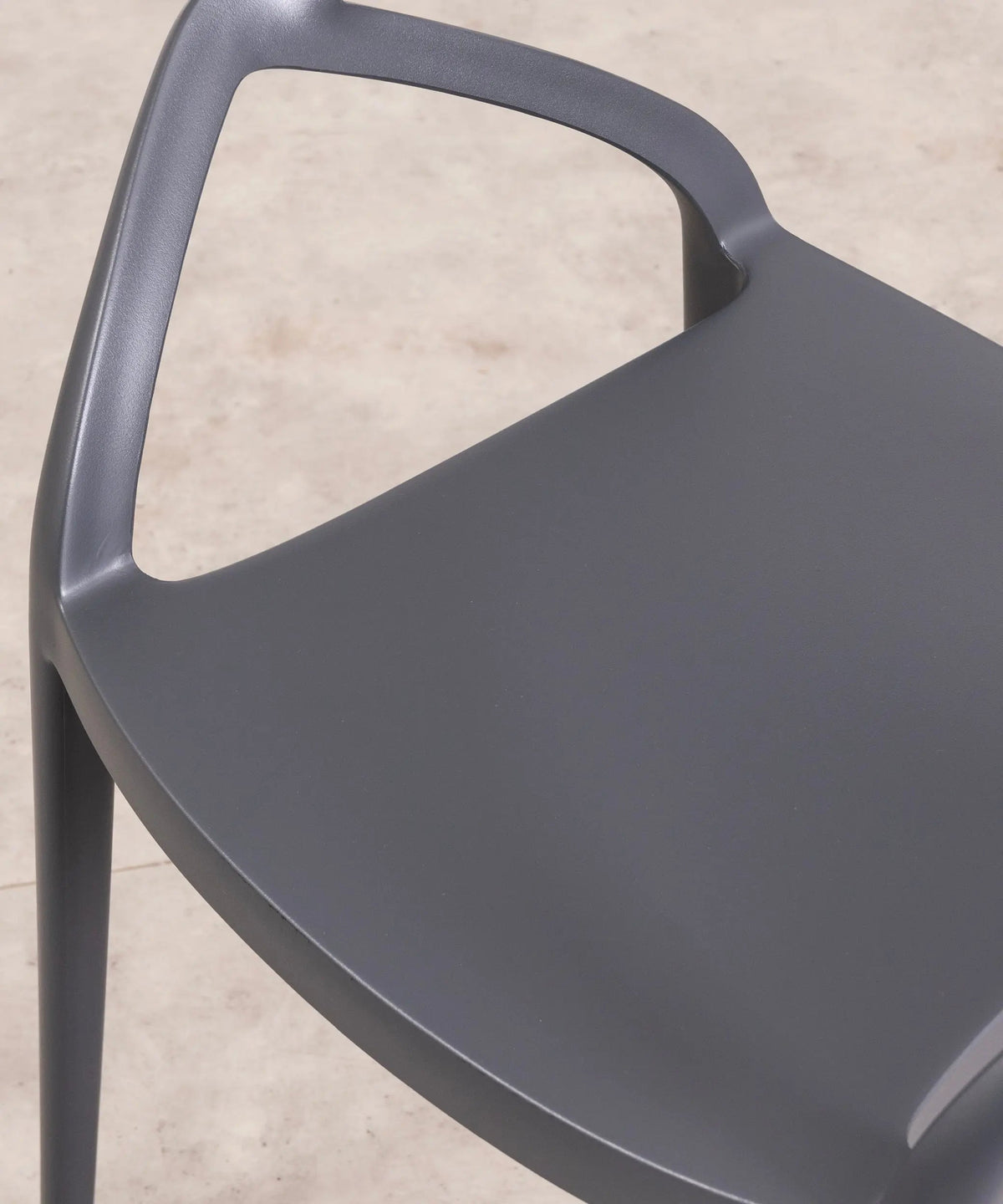 Chaise empilable Grace en polypropylène - Édition Limitée