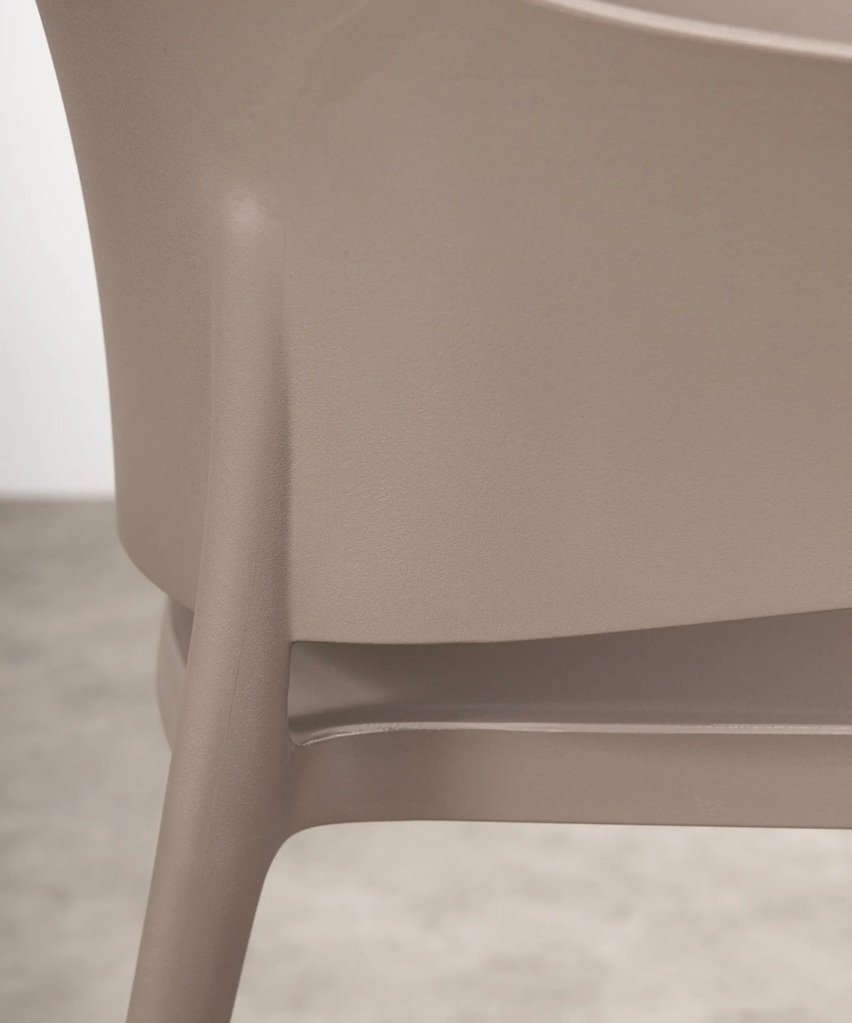 Chaise empilable en polypropylène avec accoudoirs Liam