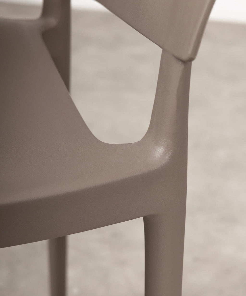 Chaise empilable en polypropylène avec accoudoirs Liam