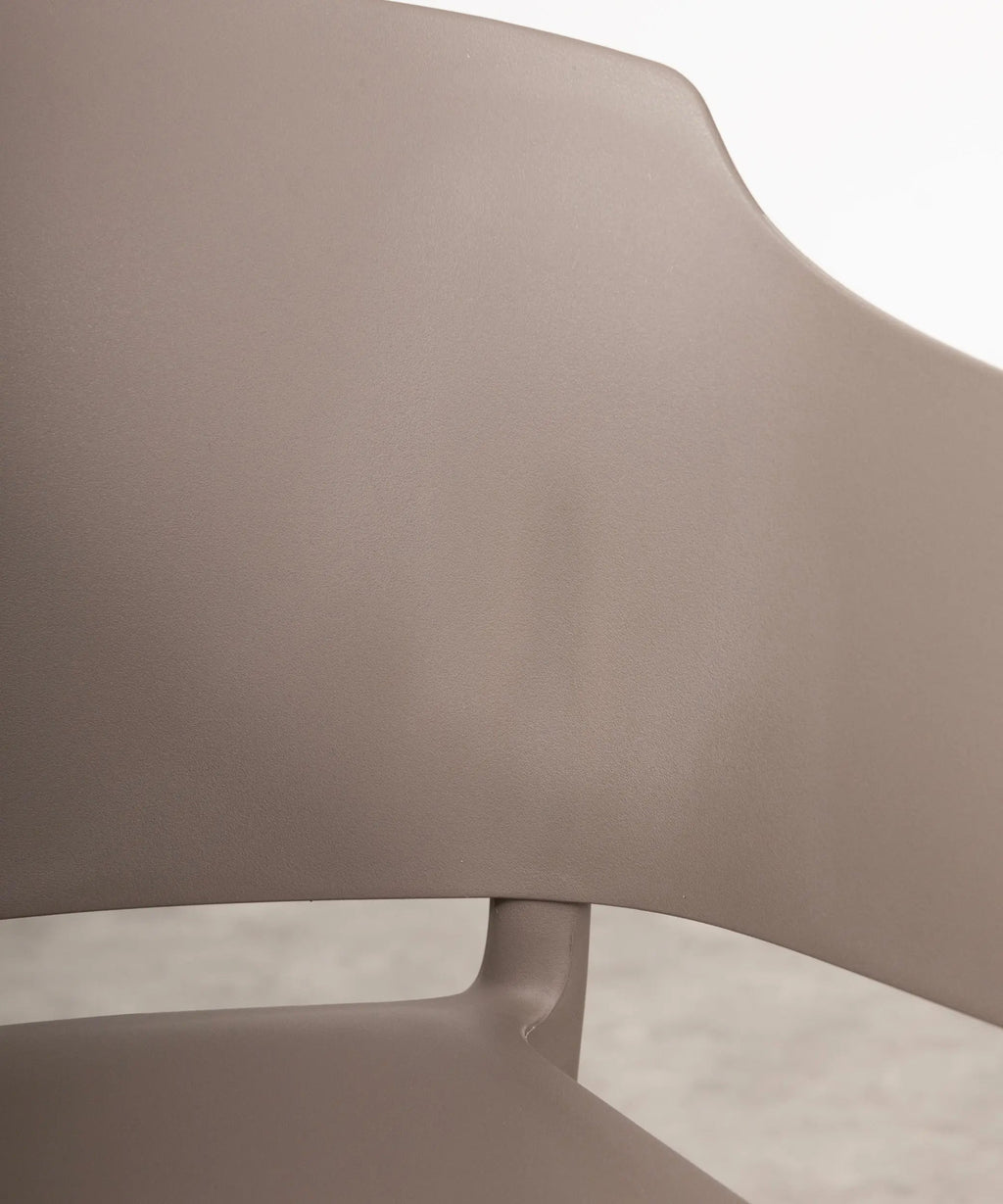 Chaise empilable en polypropylène avec accoudoirs Liam