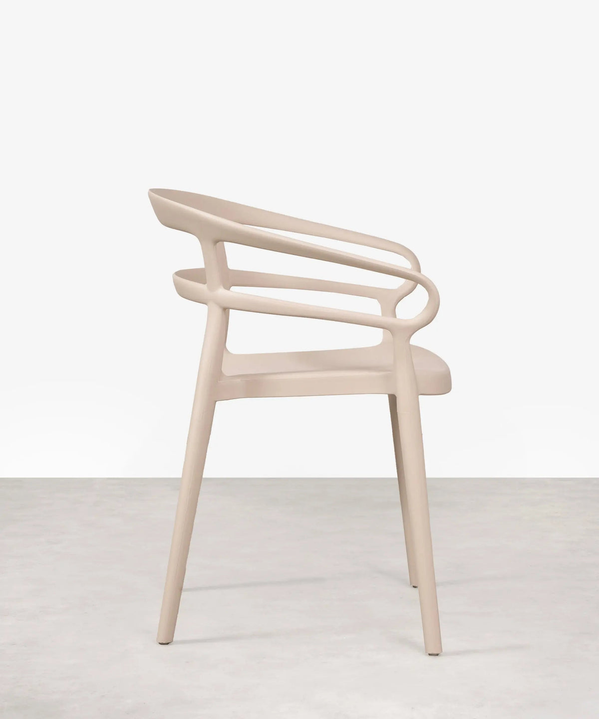 Chaise empilable en polypropylène avec accoudoirs Nil