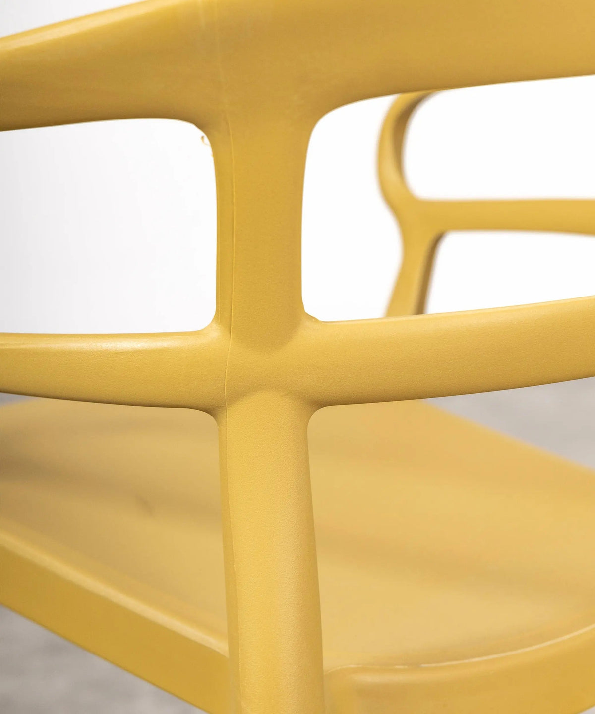 Chaise empilable en polypropylène avec accoudoirs Nil
