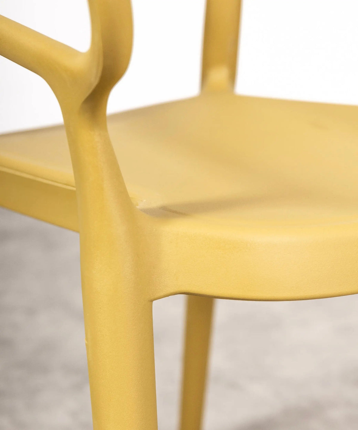 Chaise empilable en polypropylène avec accoudoirs Nil
