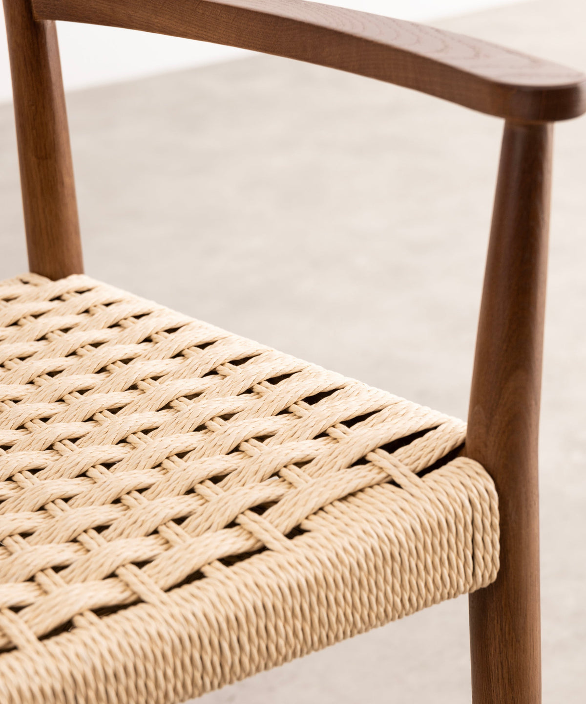 Chaise de salle à manger en bois et corde tressée Nona Arms