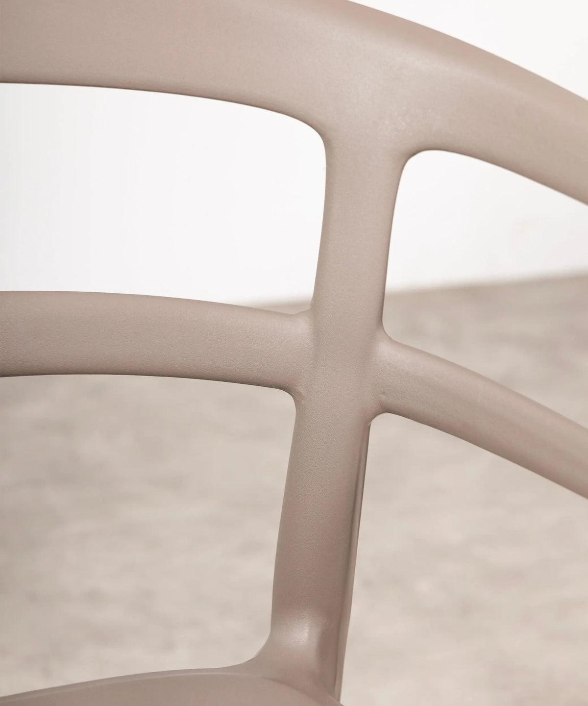 Chaise empilable en polypropylène avec accoudoirs Nil