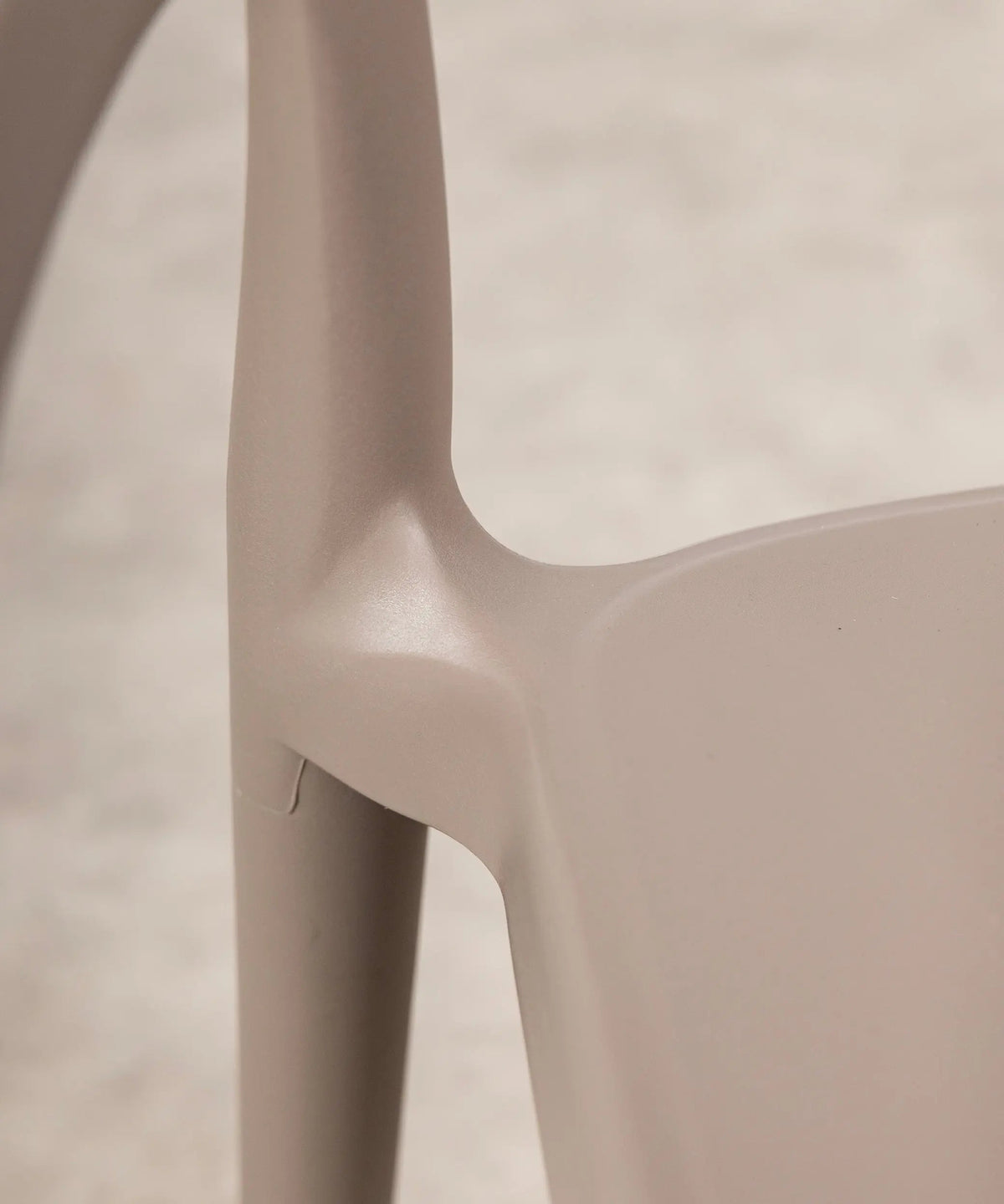 Chaise empilable en polypropylène avec accoudoirs Nil