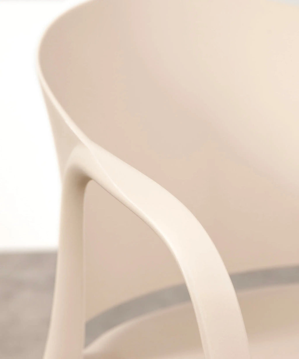 Chaise en polypropylène avec accoudoirs Pippa