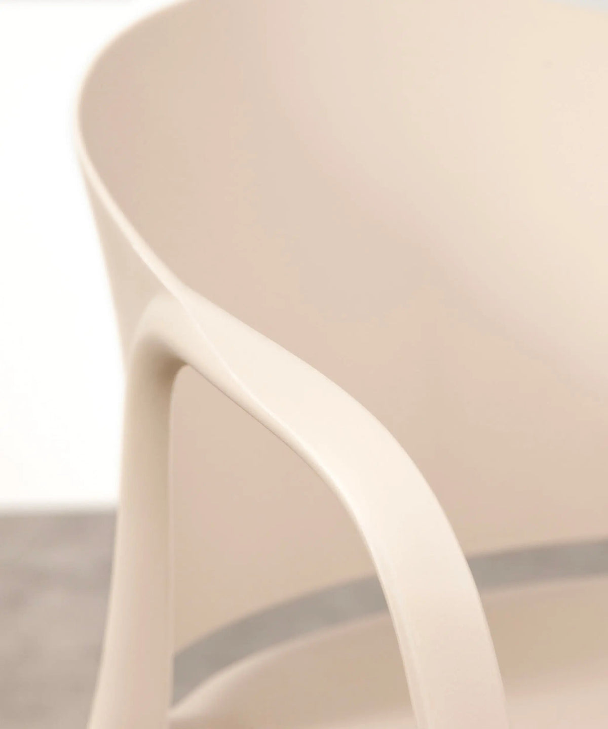 Chaise en polypropylène avec accoudoirs Pippa