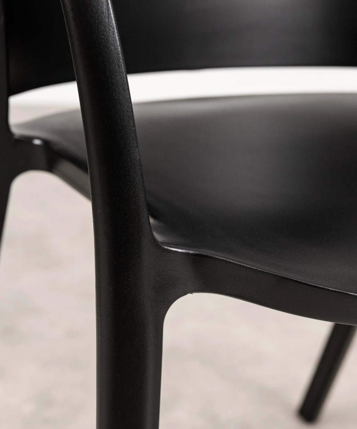 Chaise en polypropylène avec accoudoirs Pippa