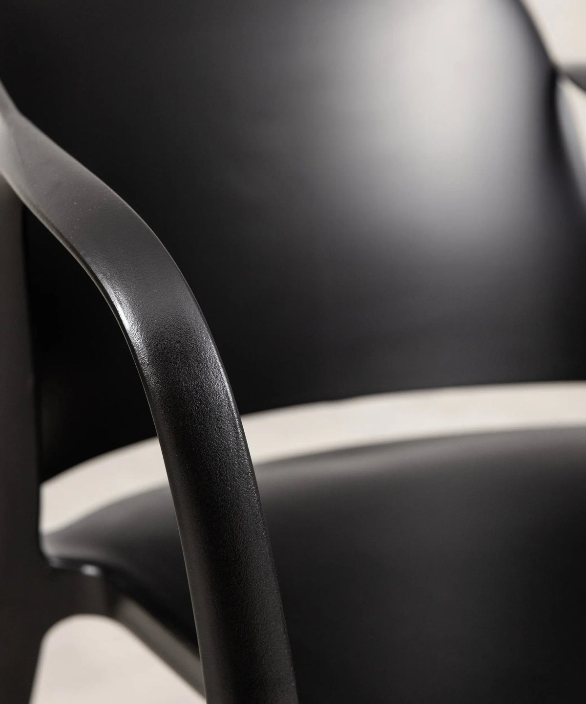 Chaise en polypropylène avec accoudoirs Pippa