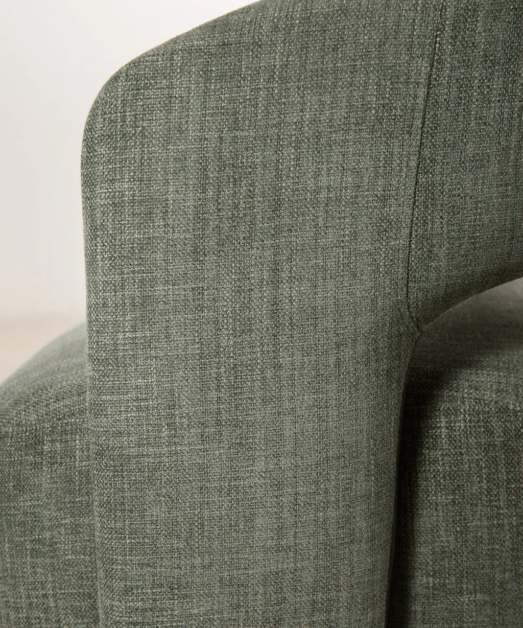 Fauteuil tapissé en tissu doux avec accoudoirs Naya
