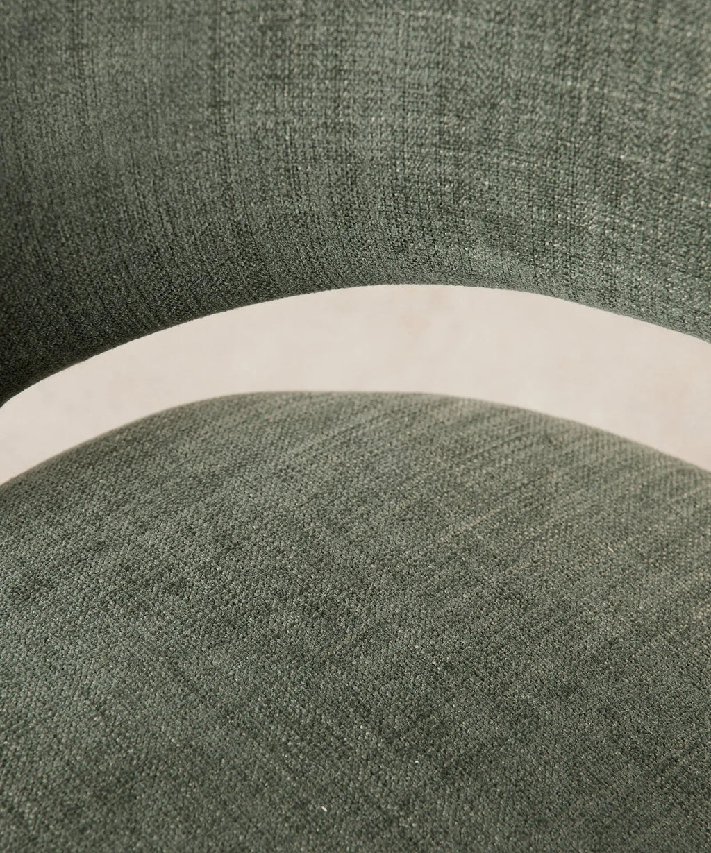 Fauteuil tapissé en tissu doux avec accoudoirs Naya