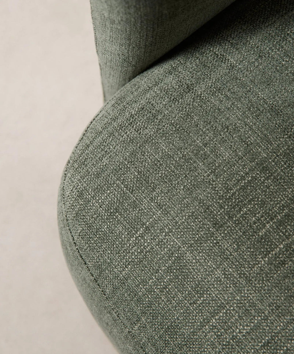 Fauteuil tapissé en tissu doux avec accoudoirs Naya