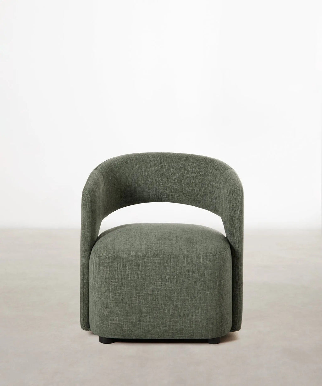 Fauteuil tapissé en tissu doux avec accoudoirs Naya