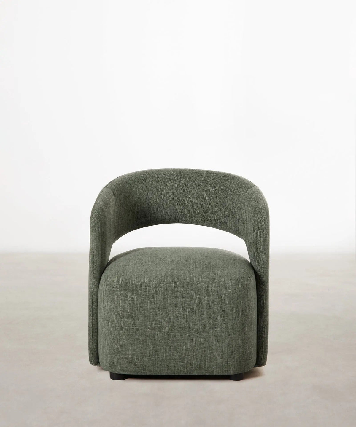 Fauteuil tapissé en tissu doux avec accoudoirs Naya