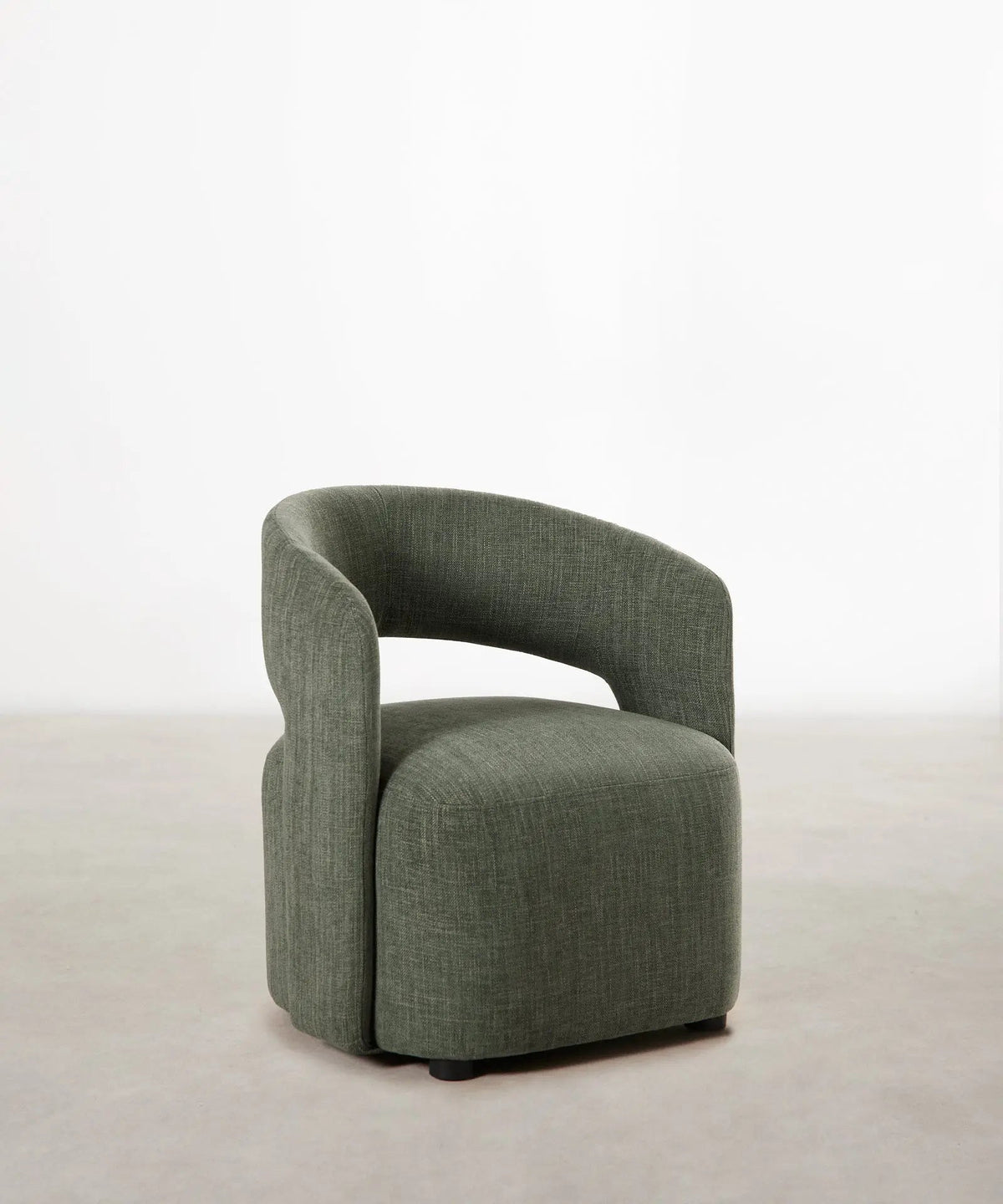 Fauteuil tapissé en tissu doux avec accoudoirs Naya