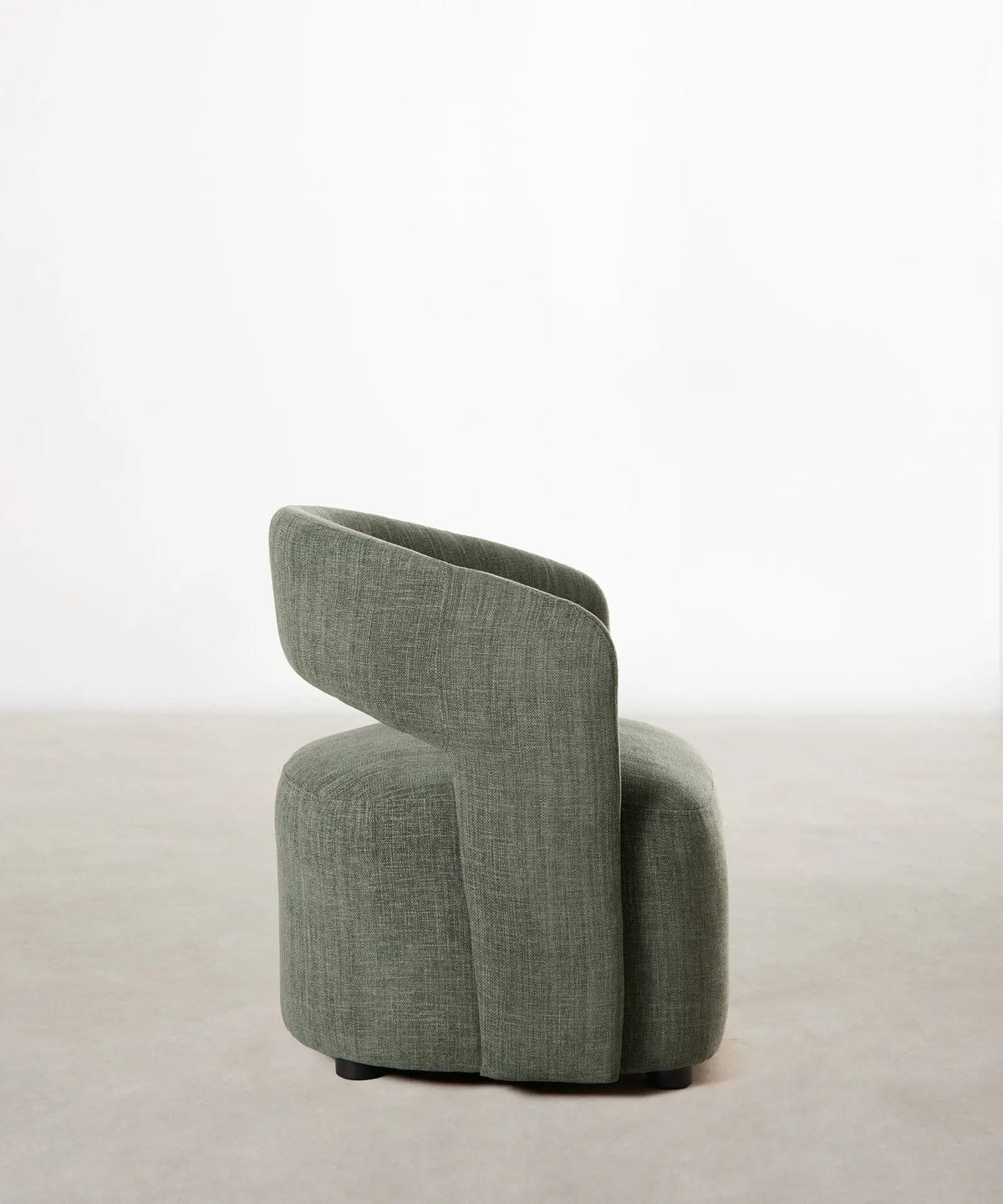 Fauteuil tapissé en tissu doux avec accoudoirs Naya