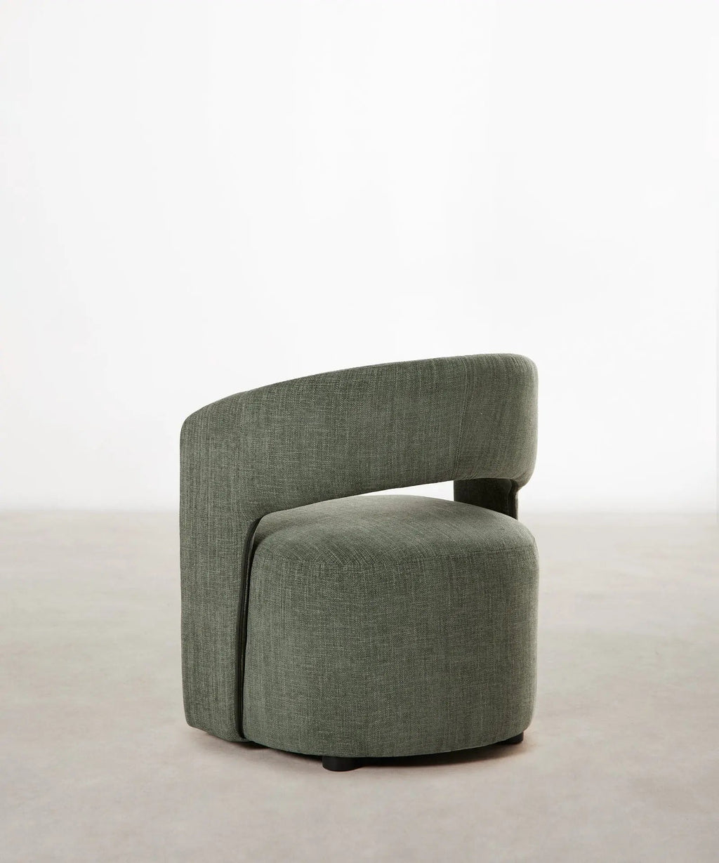 Fauteuil tapissé en tissu doux avec accoudoirs Naya