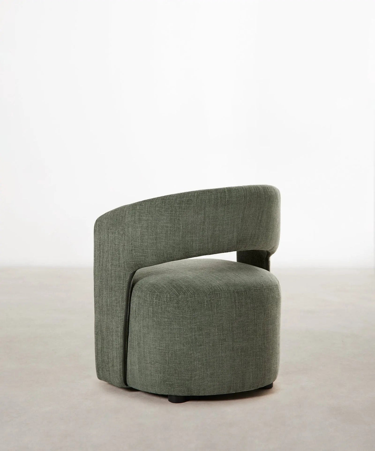 Fauteuil tapissé en tissu doux avec accoudoirs Naya